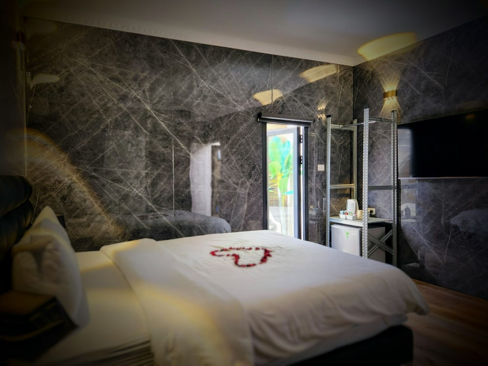 Rooftop Suite with Private Hot Tub
