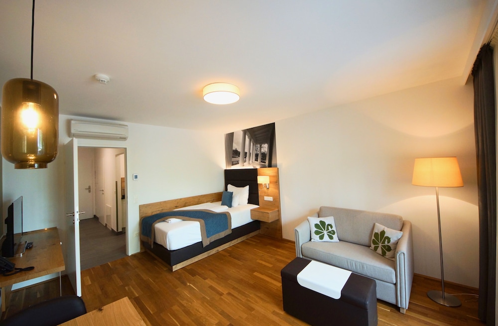 Deluxe Single Room, 1 Large Twin Bed, Garden View