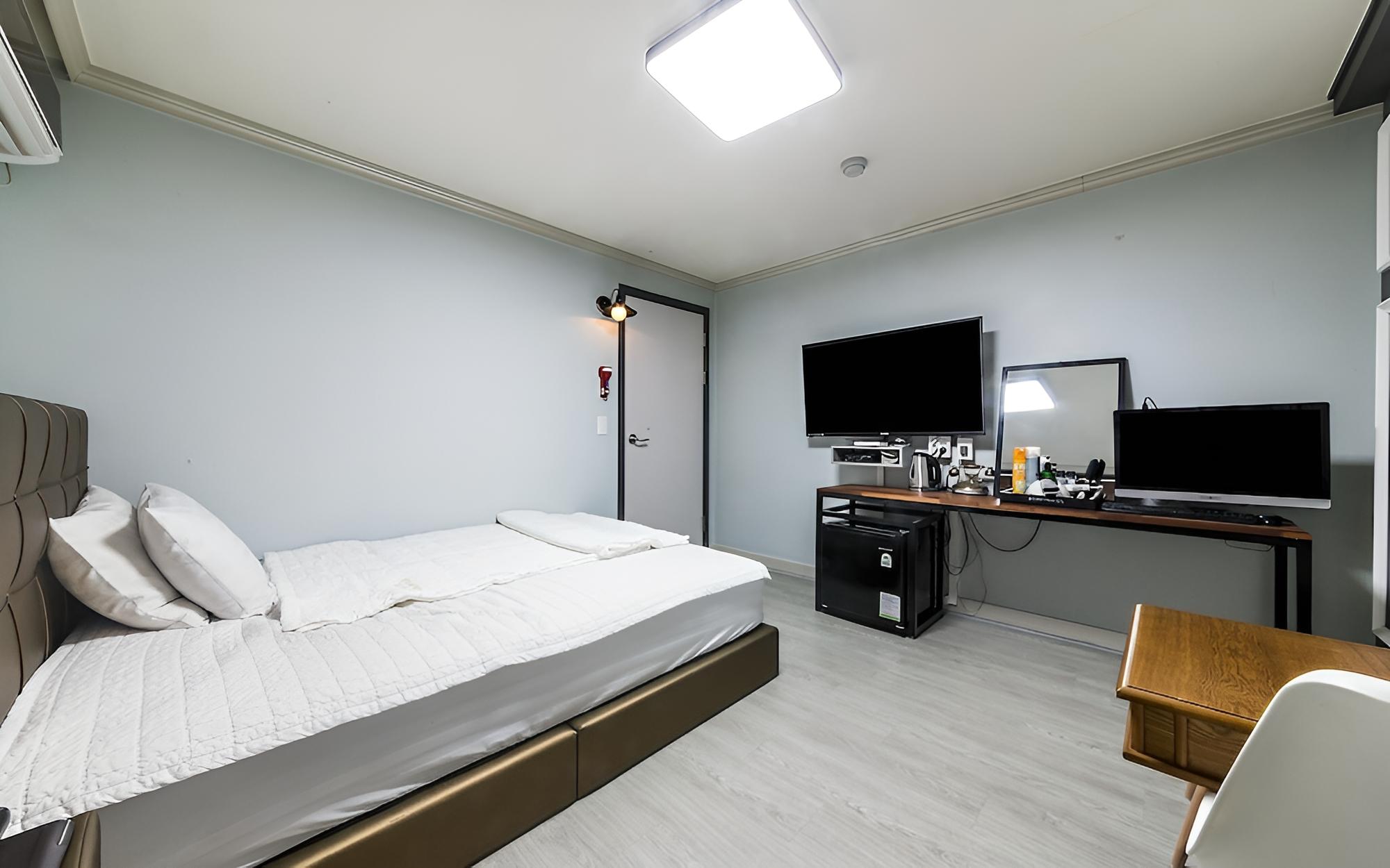 Room (Standard Room) - Photo 7