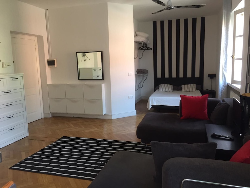 Studio, Balcony