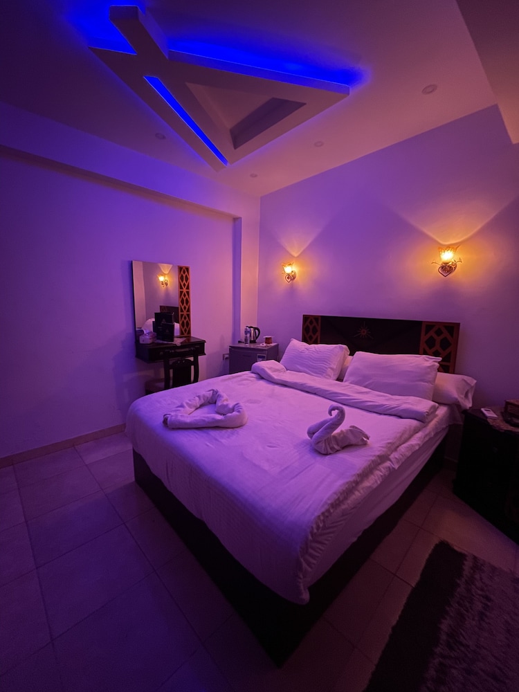 Deluxe Room, 1 Queen Bed