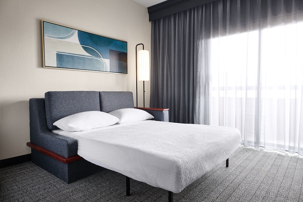 Suite, 1 Bedroom, Balcony - Photo 1
