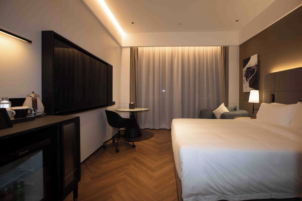 Deluxe Double Room, 1 King Bed, Private Bathroom, City View