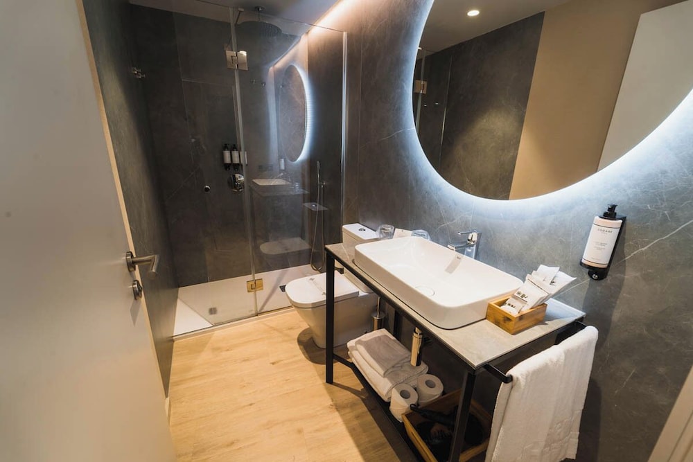 Deluxe Double Room - Photo 9