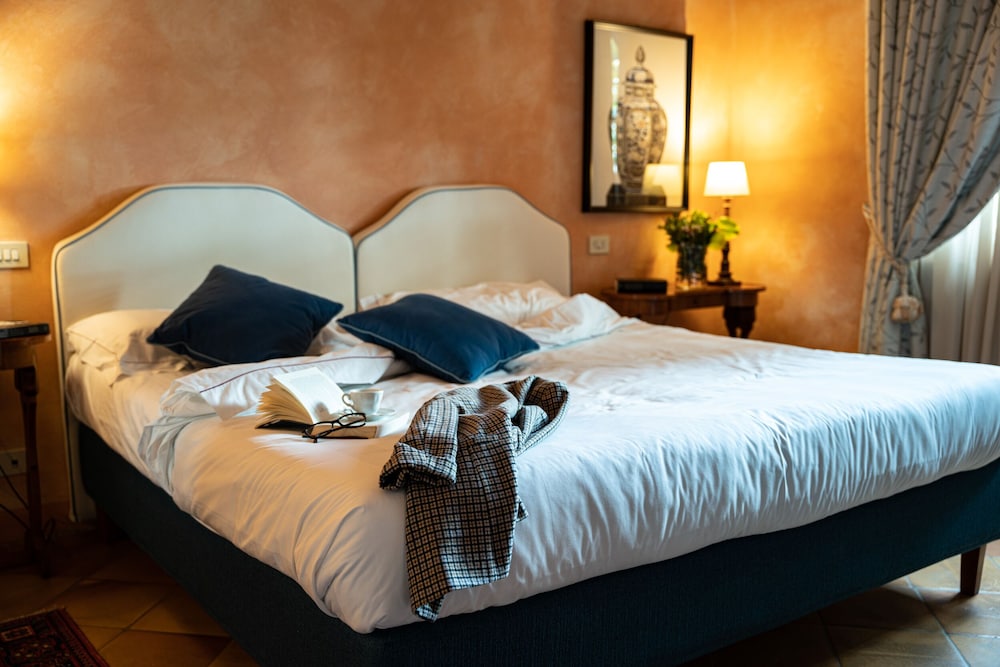 Superior Room, 1 King Bed photo 3