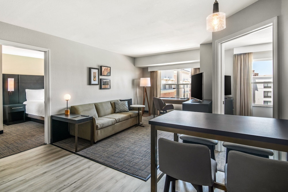 Suite, 2 Bedrooms - Photo 1