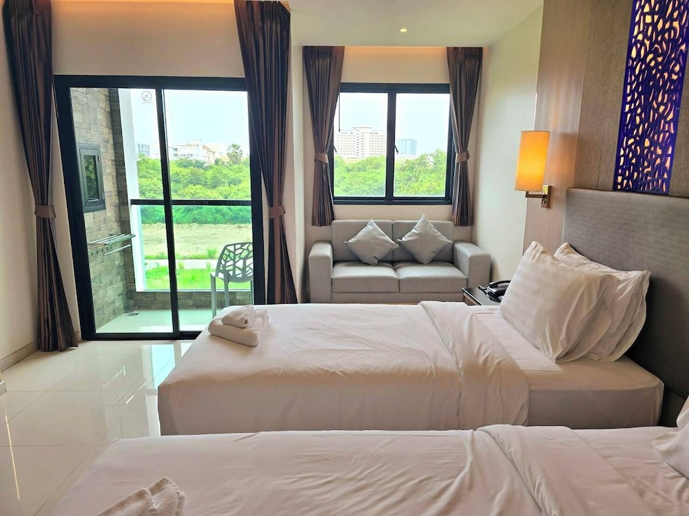 Deluxe Twin Room with Balcony - Photo 7