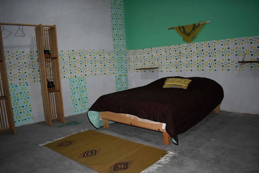Basic Room, 1 Queen Bed photo 1