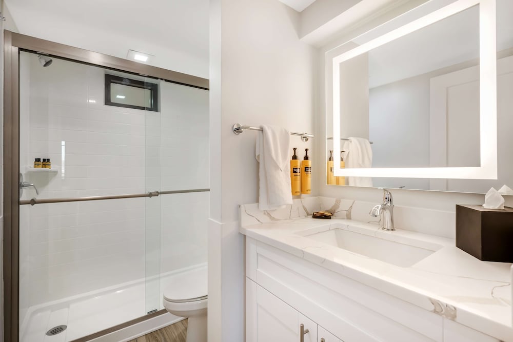 Standard Room, 1 King Bed, Kitchen, Poolside (Ground Floor) - Photo 3