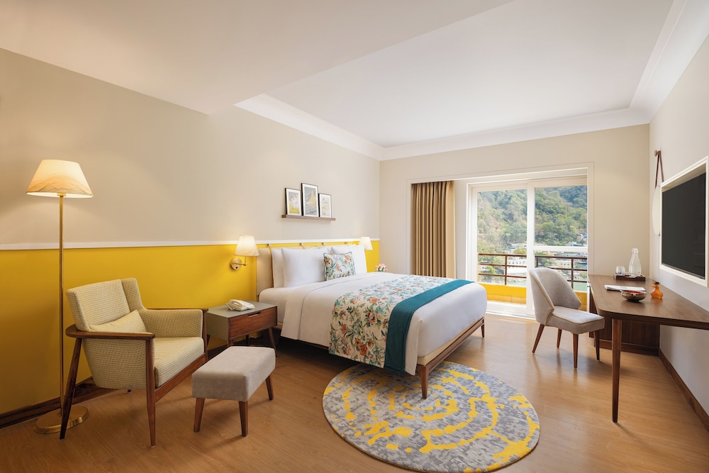 Deluxe Royal Kids Suite (1 Queen Bed & 2 Bunk Beds)