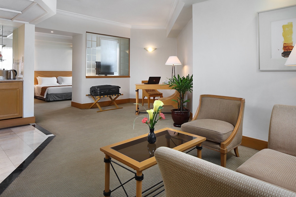 Executive Suite King Bed, Club Access - Photo 8