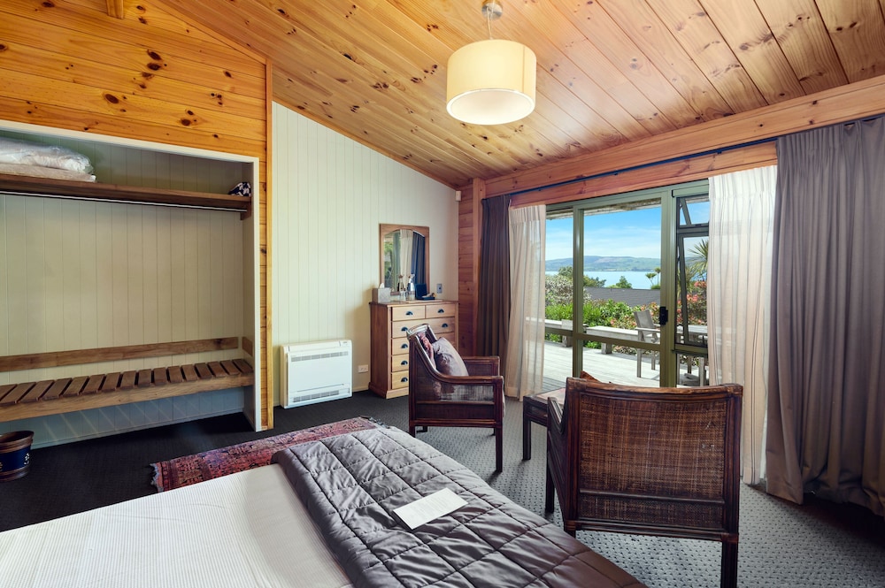 Lodge Room, 1 Bedroom, Ensuite, Lake View thumbnail 5