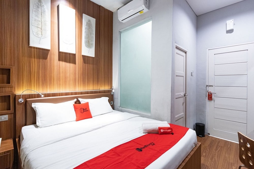 Premium Room (RedDoorz) - Photo 4