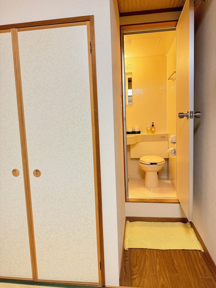 Economy Twin Room with Private Bathroom (1,2 persons), Non Smoking photo 2
