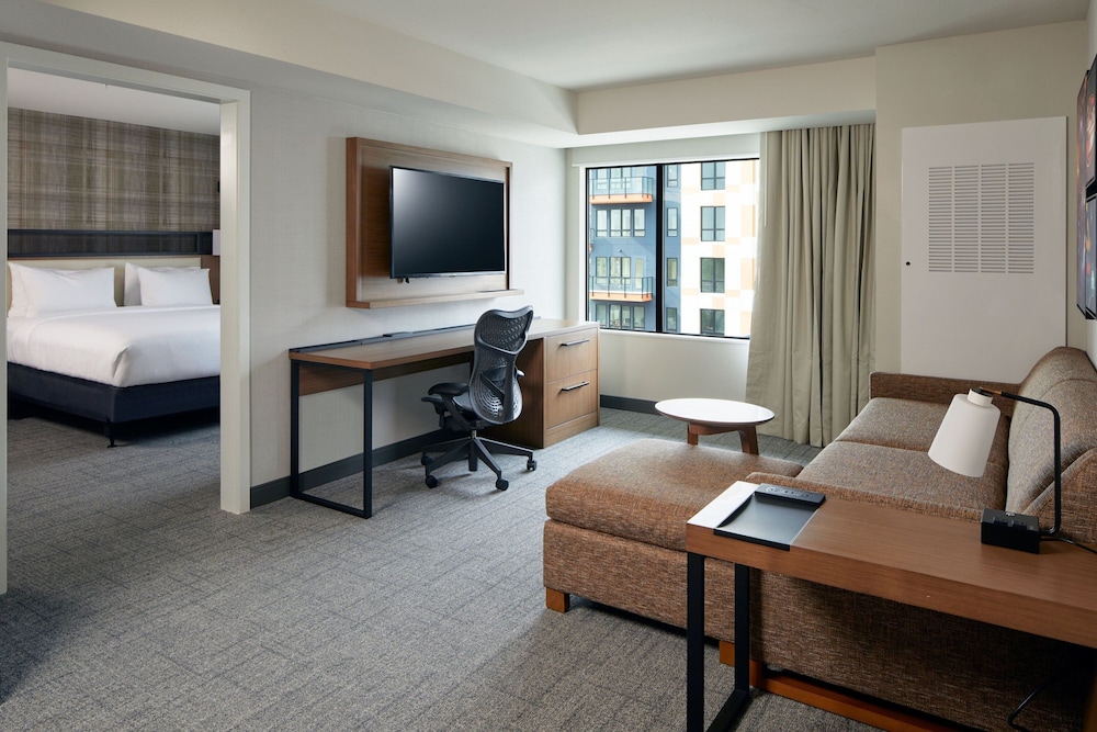 Studio, 1 King Bed with Sofa bed, City View (Mobility Accessible, Roll-In Shower) - Photo 1