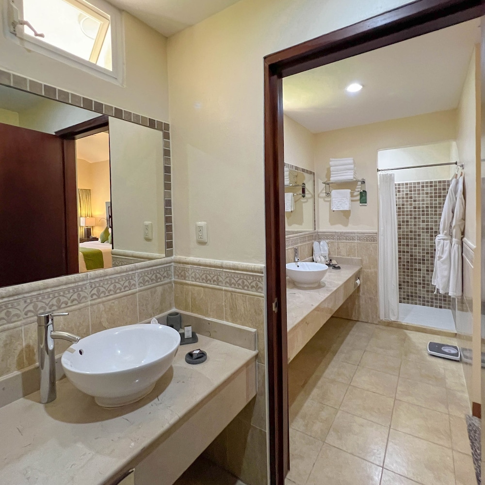 Suite - Photo 21