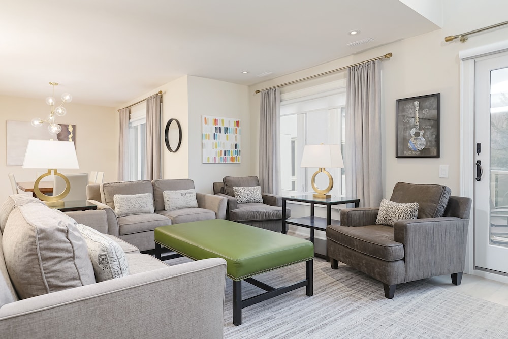 Luxury Condo, 3 Bedrooms (213 Sierra Lane - No Pets Allowed) photo 1