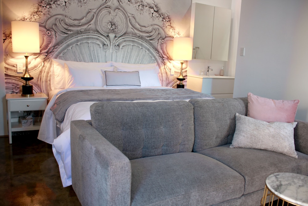 Luxury Suite, 1 King Bed, Non Smoking, Pool View photo 3