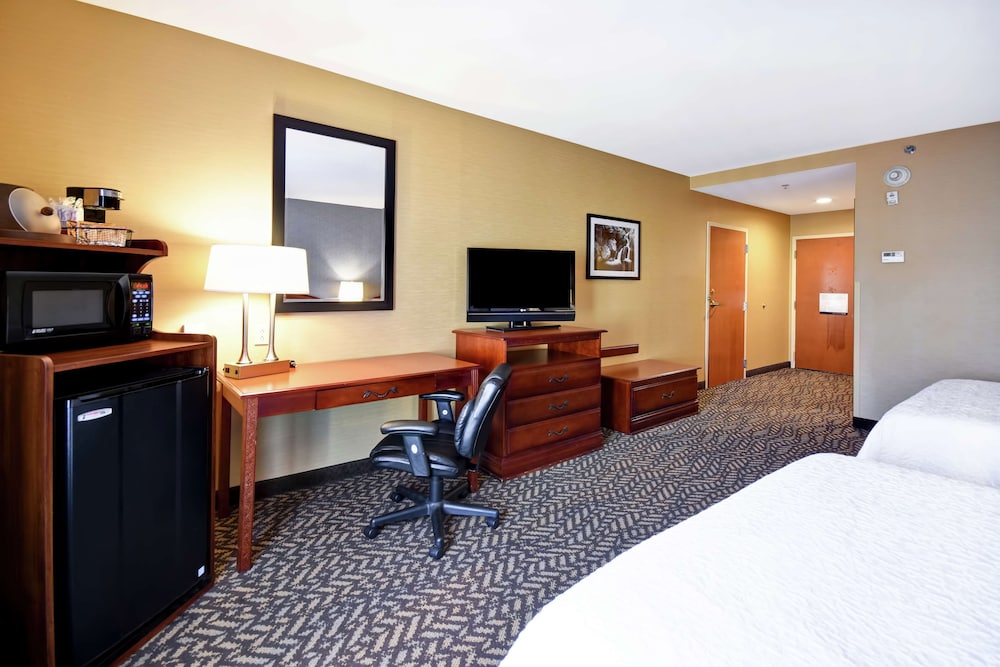Room, 2 Queen Beds, Accessible, Bathtub