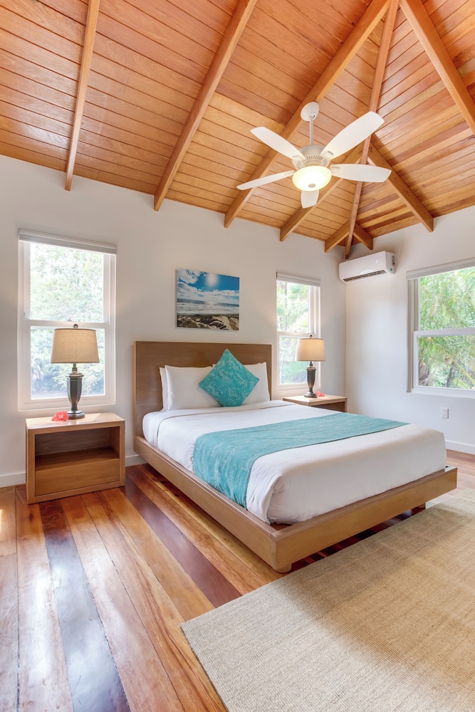 4.5 Bedroom Beach House with Pool photo 2