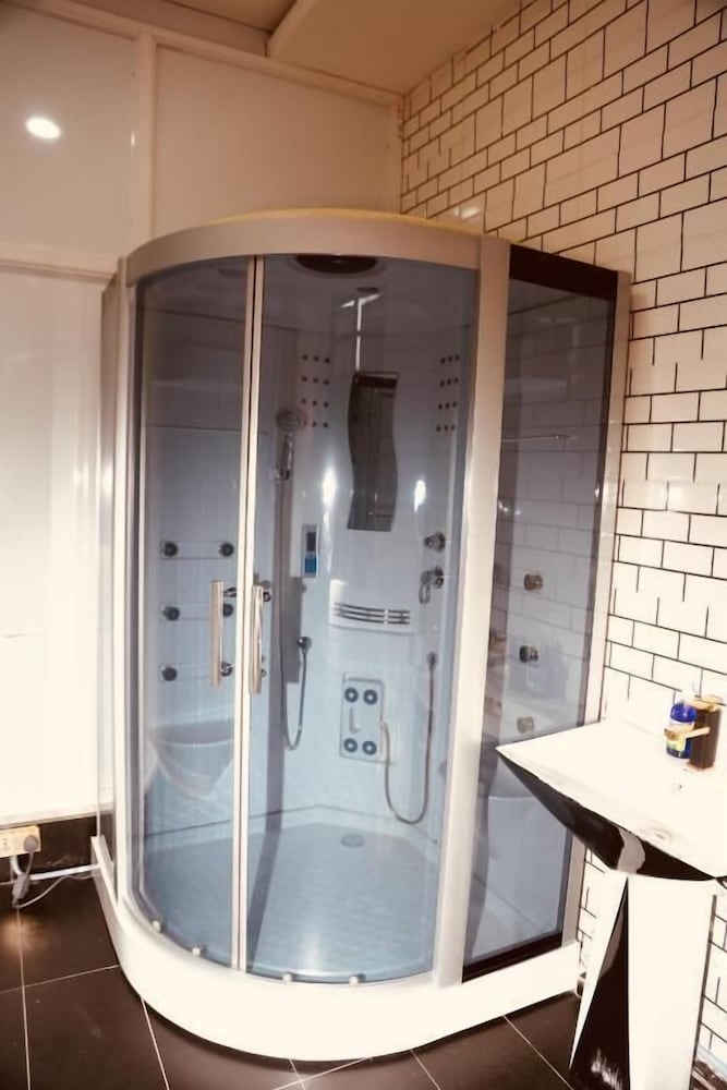 Deluxe Room - Photo 10