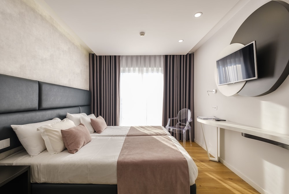 Basic Quadruple Room, Balcony, City View photo 1