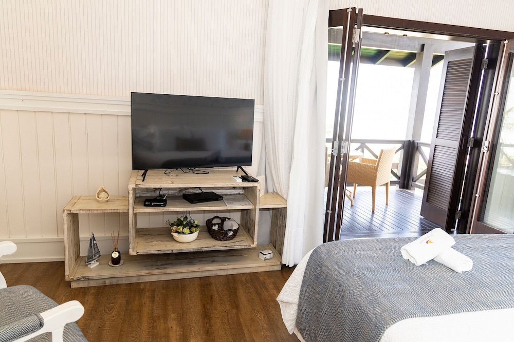 Luxury Suite, 1 King Bed, Jetted Tub, Sea View photo 1