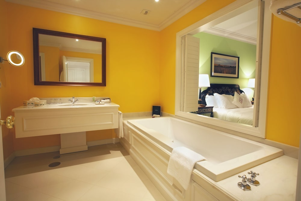Suite - City or River or Garden View - Low Floors 1,2 of East wing requiring 2 lifts to be accessed photo 2