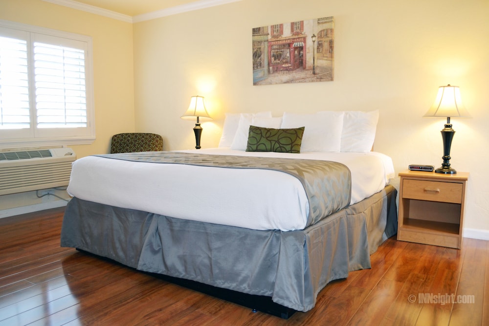 Standard Room, 1 King Bed