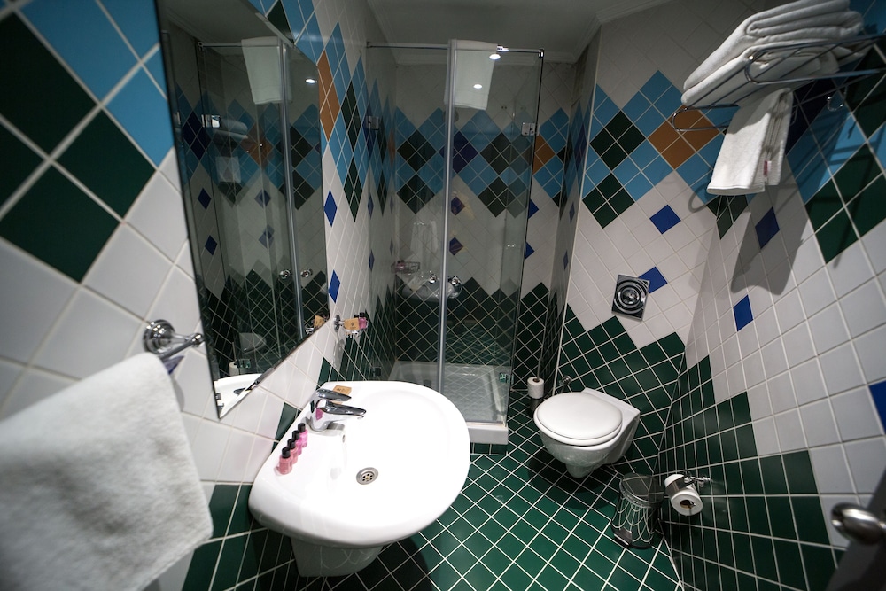 Economy Room thumbnail 6