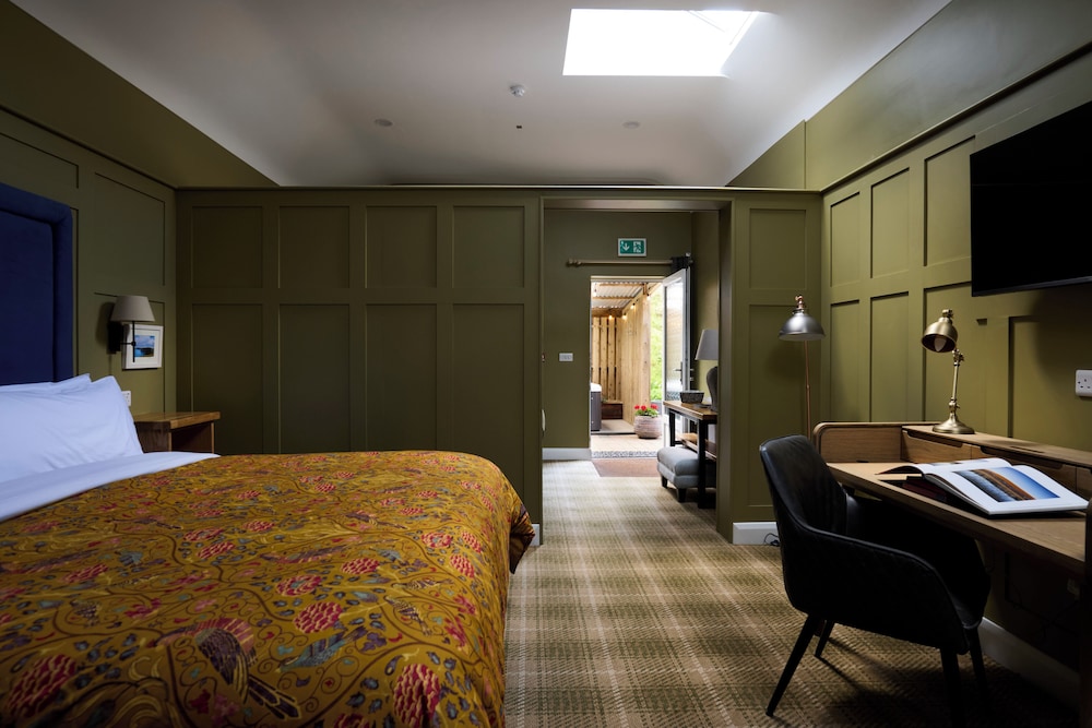 Premium Suite, 1 King Bed, Private Bathroom, Courtyard Area photo 2