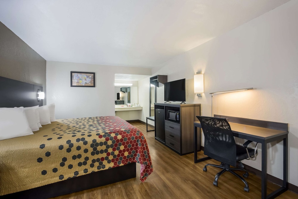 Standard Room, 1 King Bed, Non Smoking photo 2