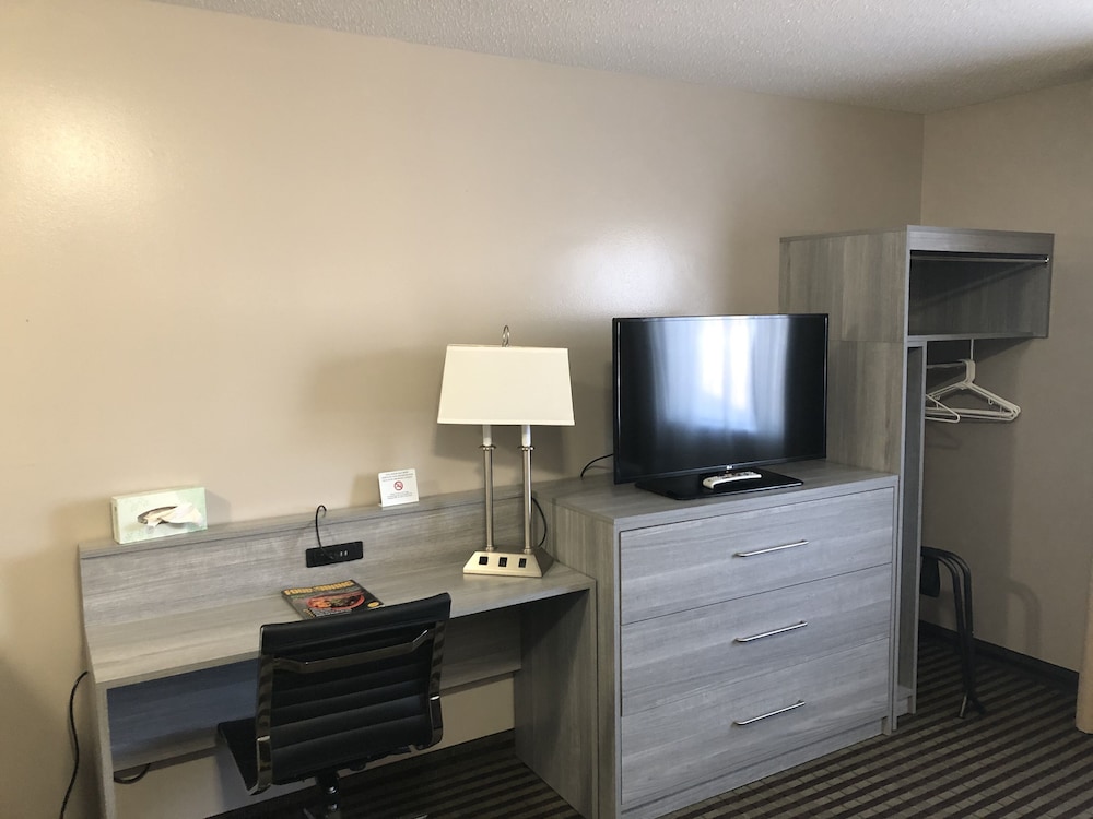 Basic Double Room, 2 Queen Beds, Refrigerator & Microwave - Photo 2