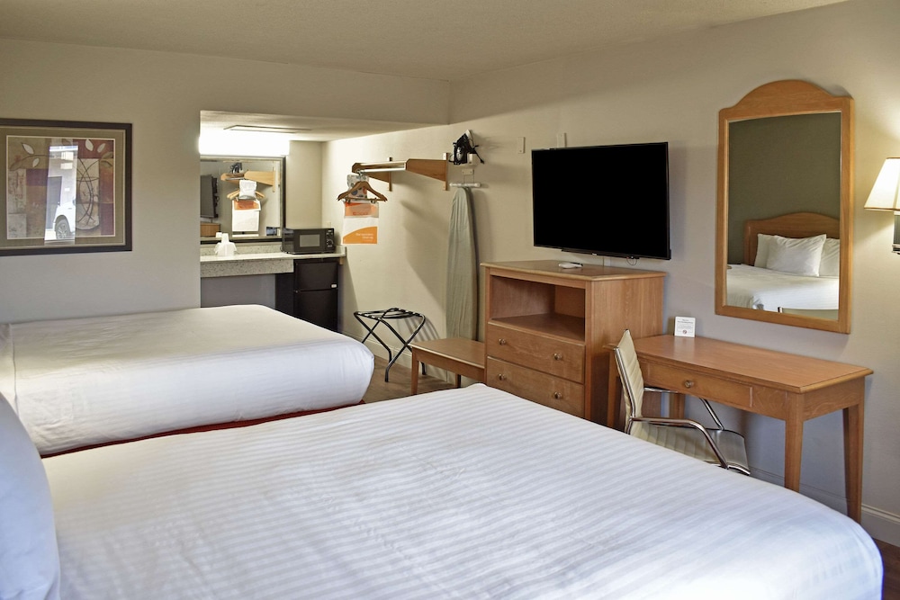 Room, 2 Queen Beds, Non Smoking - Photo 3