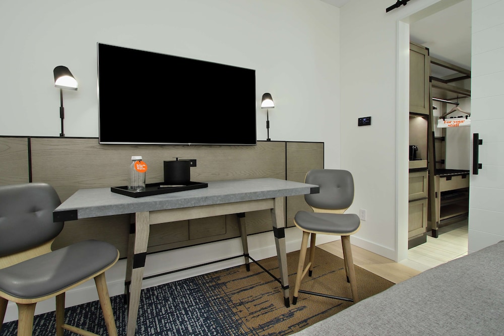 Room, 1 King Bed, Accessible, Bathtub - Photo 1