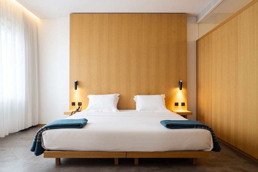 Elite Double Room thumbnail 6
