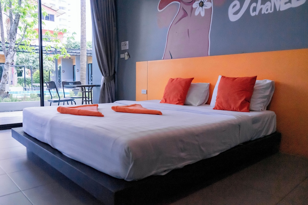 Deluxe Double Room with Pool View - Photo 3