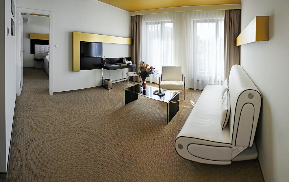Deluxe Suite - Photo 2
