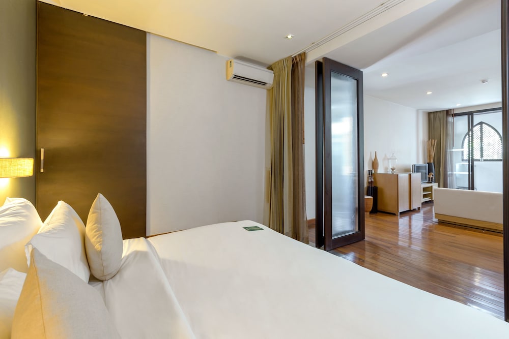 One Bedroom Deluxe Suite with Free Minibar - Photo 12