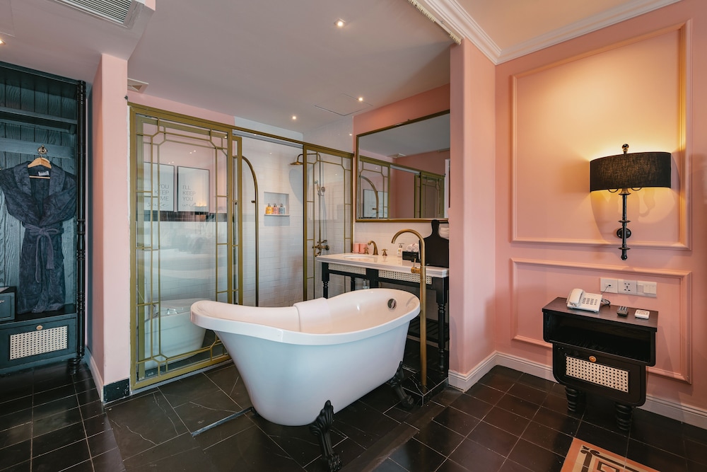 Studio with Bathtub - Photo 3