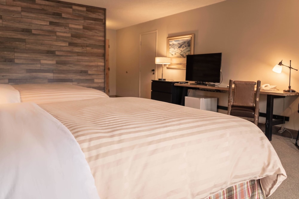 2 Queen Bed, River View (Deluxe Ground Floor) photo 2