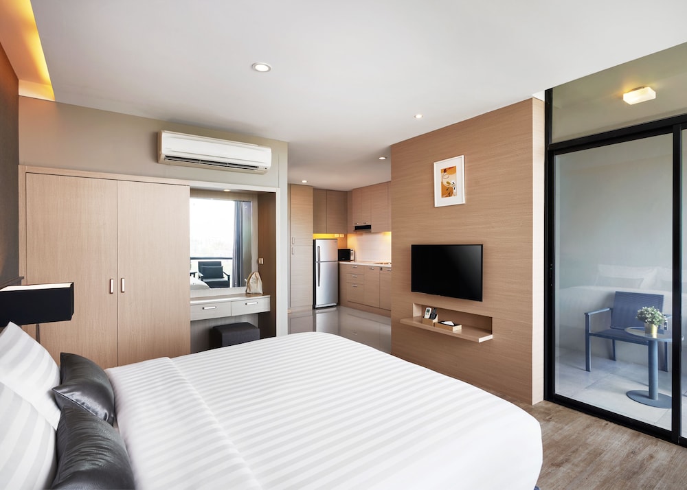 Deluxe Room with Kitchenette - Photo 3