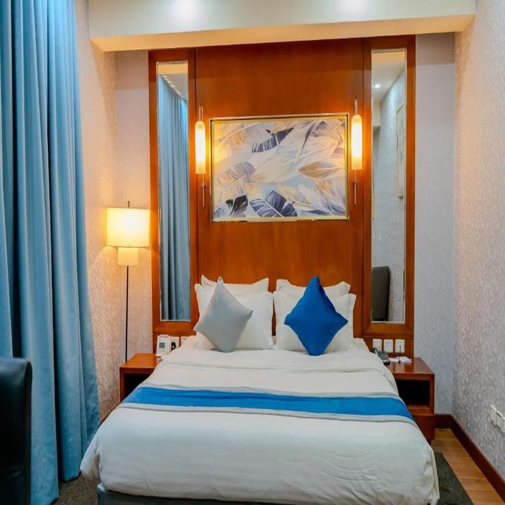 Deluxe Room, 1 King Bed photo 1