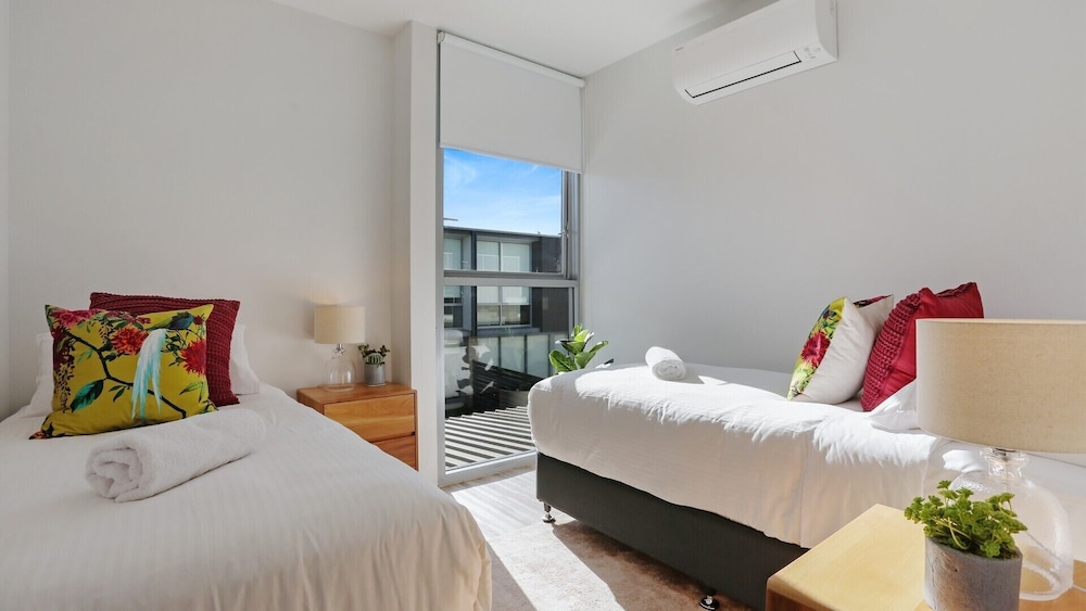 Three Bedroom Poolside Townhouse - Photo 10