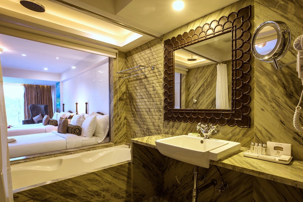 Premier Suite, 2 Queen Beds, Bathtub, River View - Photo 3