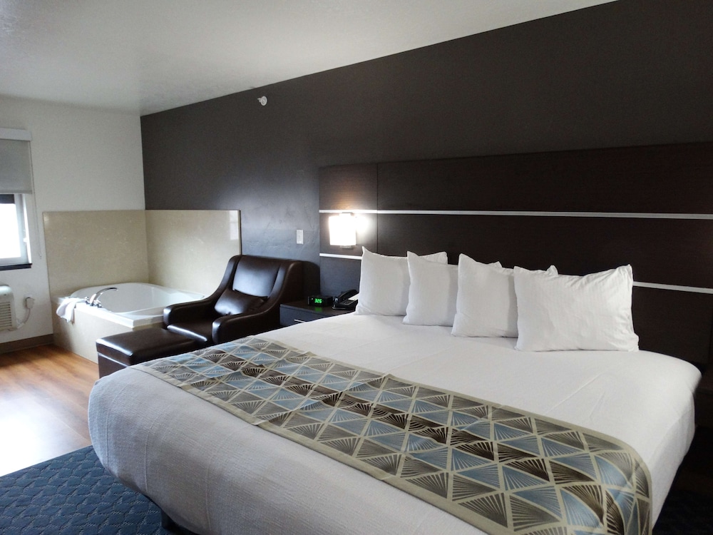 Standard Room, 1 King Bed, Non Smoking, Jetted Tub (Full Kitchen) photo 2