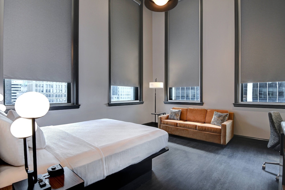 Room, 1 King Bed, City View (Mobility Accessible, Roll-In Shower)