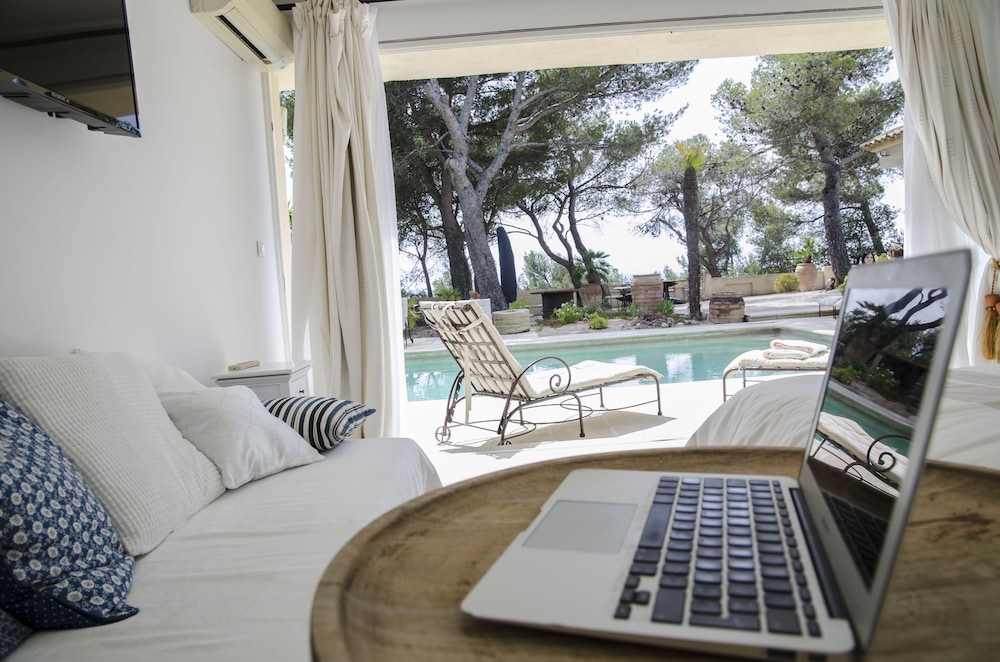 House, Poolside photo 3