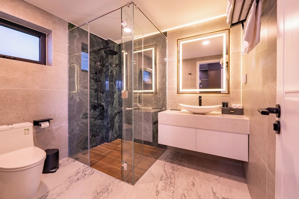 Royal Suite, 2 Bedrooms - Photo 13