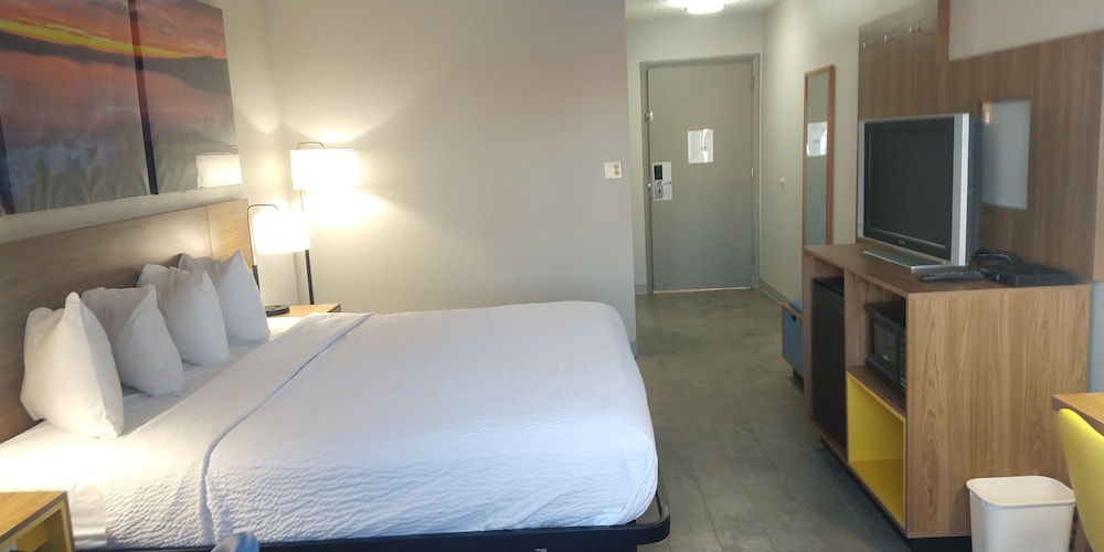 Room, 1 King Bed, Non Smoking - Photo 3